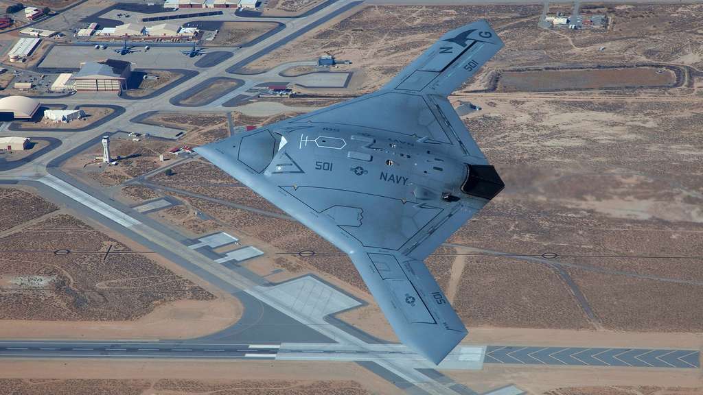 Le X-47B, un avion de combat aérien sans pilote de la marine américaine -  Photos Futura